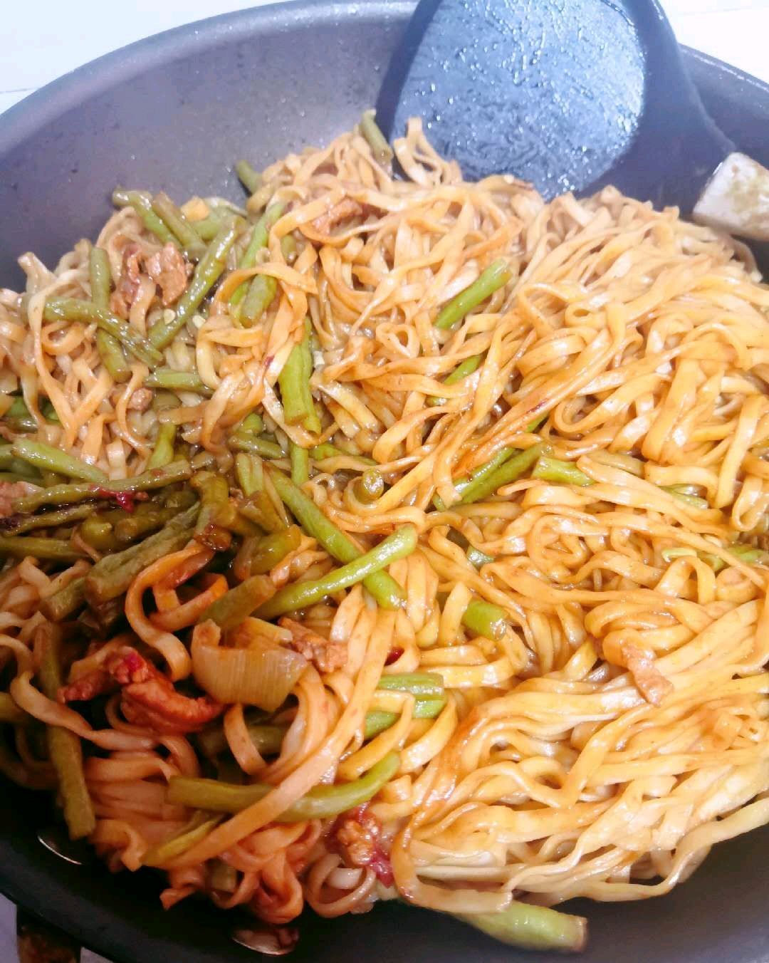 铁锅焖面这样做比饭店的好吃,面条吸满了汤汁,咸香入味,超好吃