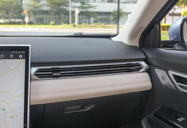 出风口设计也是比较另类的,但是想法非常新颖.