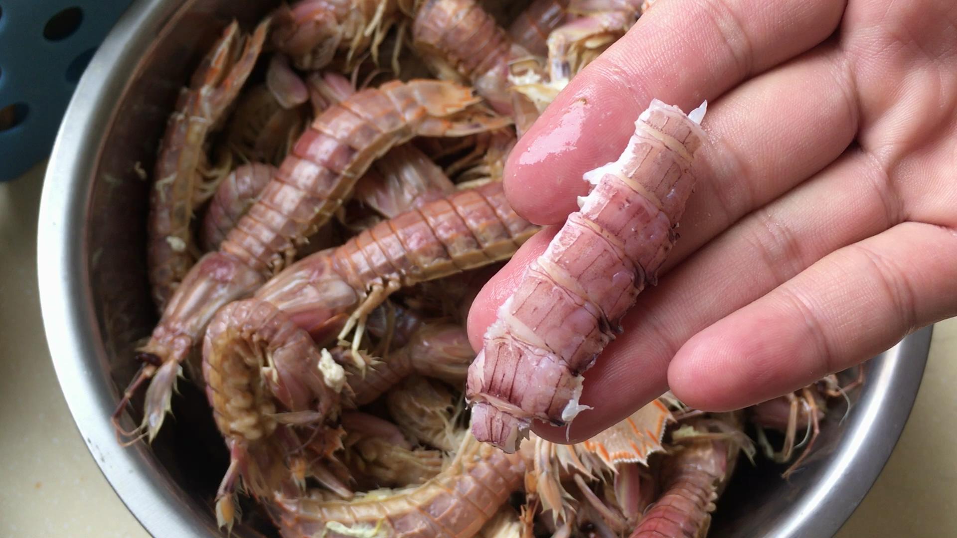 皮皮虾这样挑选一定没错,想剥出整块儿虾肉,就算没有工具也可以