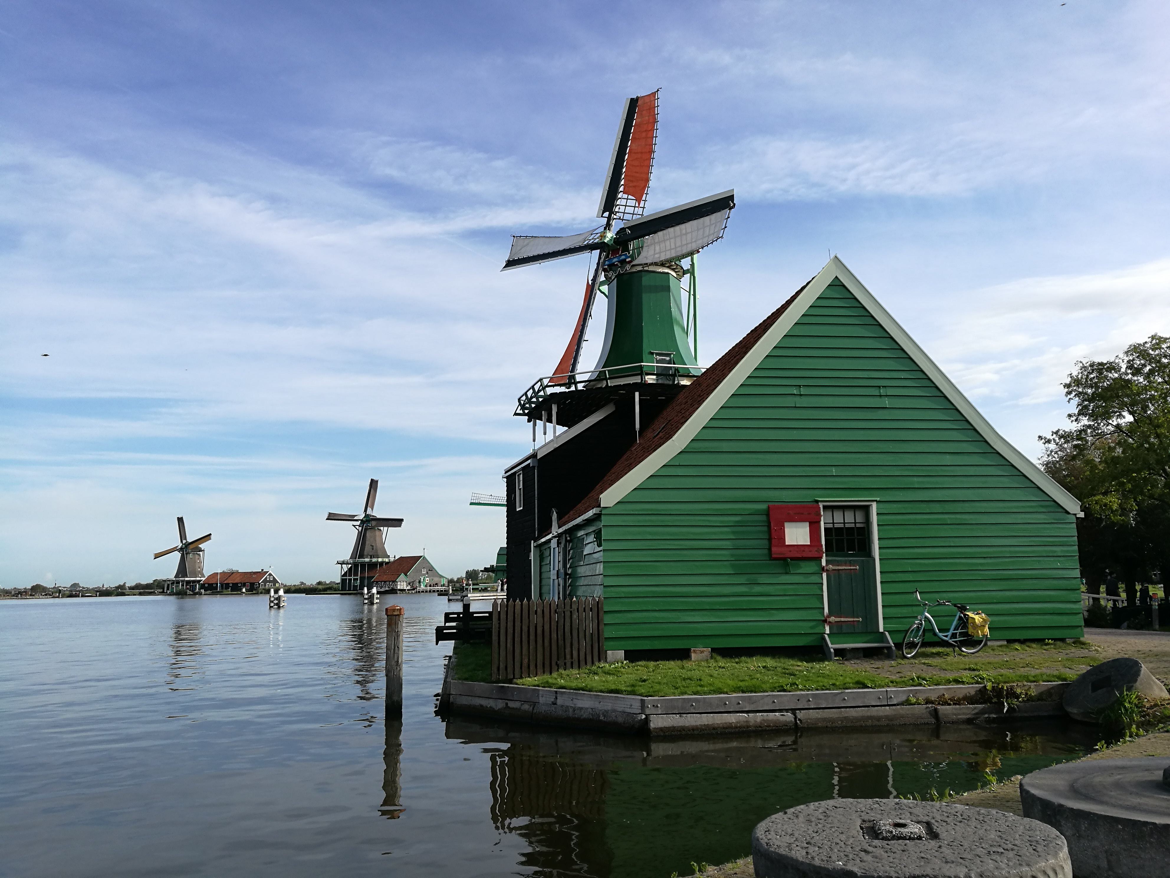 可以在礼品店买到风车模型,餐厅提供孩子们最喜欢的荷兰薄饼和千层