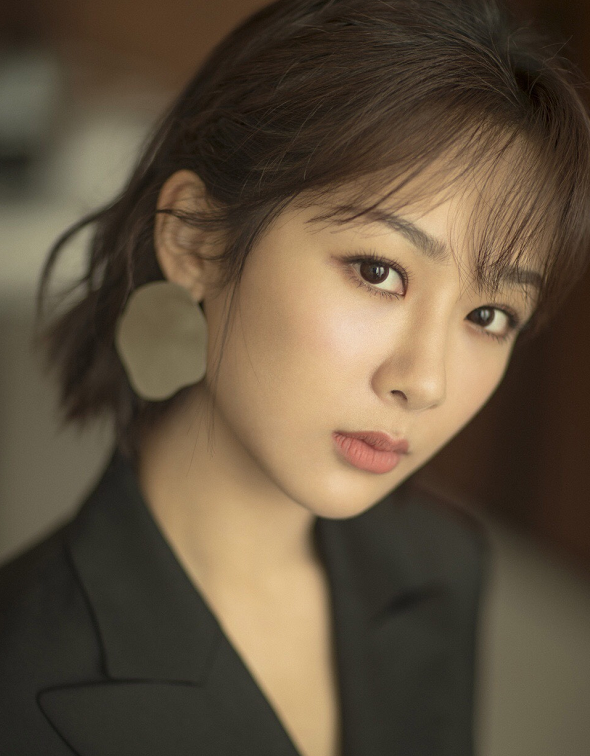 杨紫分手后变身御姐,现身韩国出席活动,完胜女神朴信惠