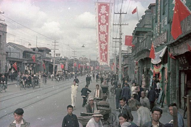 1949年新中国成立时北京街景罕见彩照,城市面貌焕然一新