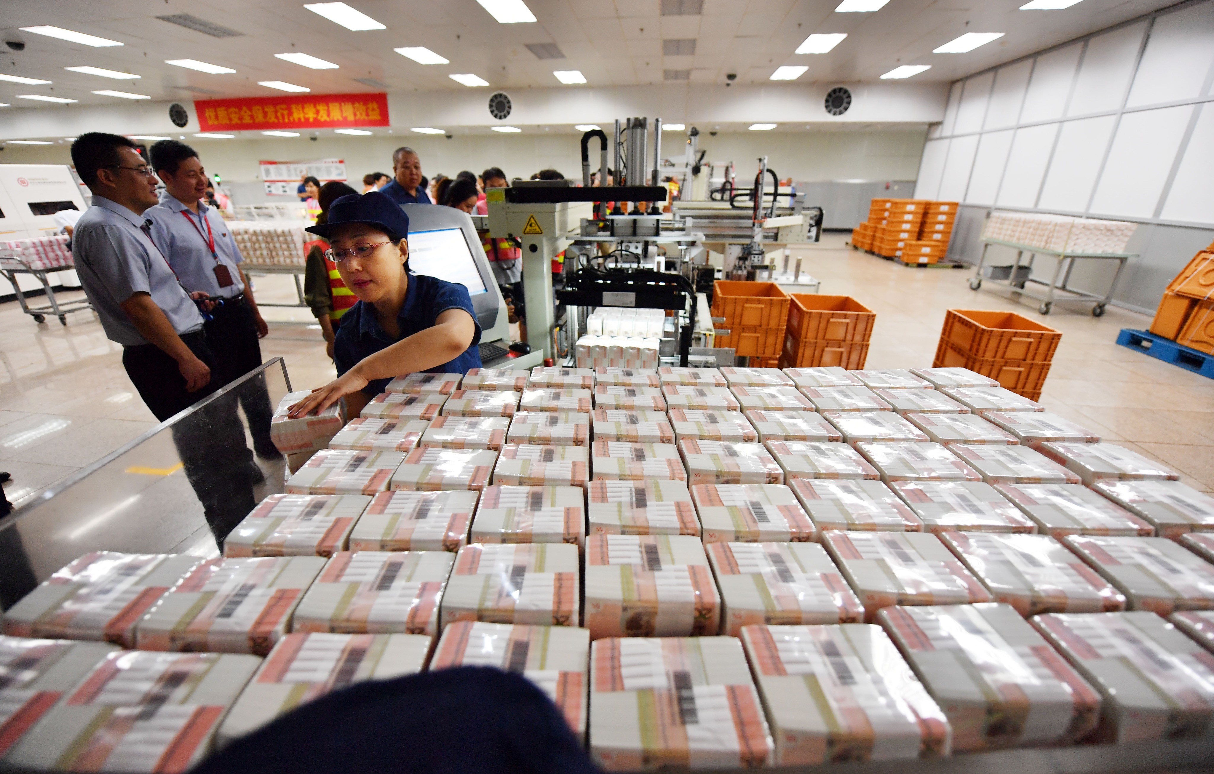 探访印钞厂:白纸如何变身钞票,印钞工作是怎样的体验?