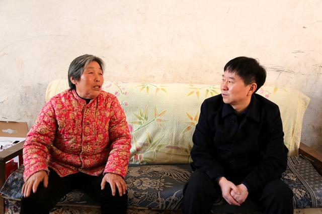 韦红革深入基层调研脱贫攻坚