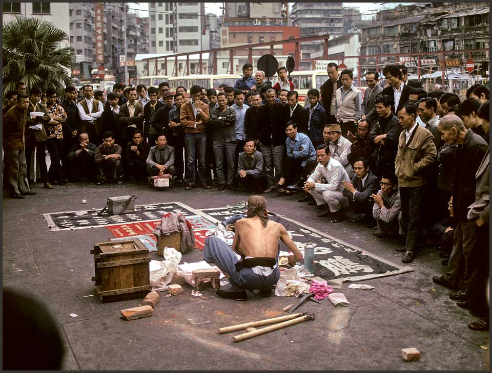 老照片:1973年的香港 油麻地天后宫还有耍把式卖药的