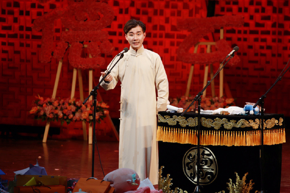 陶阳在相声舞台学唱 你熟悉陶阳这位德云社演员吗?对他有什么评价呢?