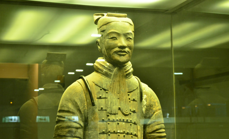 兵马俑里最特殊的一个"跪"了千年,至今不让出国展览