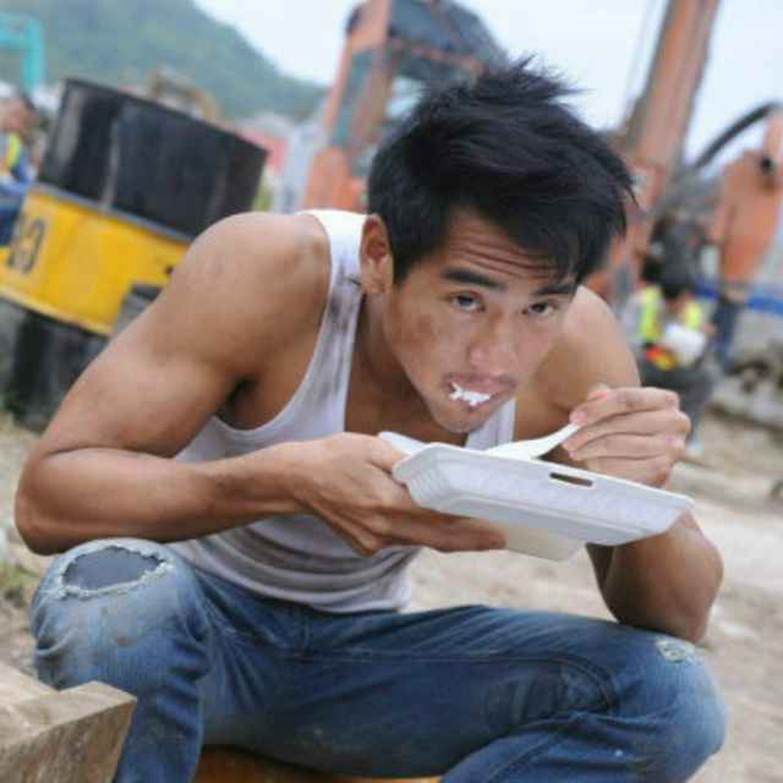 明星们的片场吃饭照:贾乃亮让人心疼,胡歌太调皮,还是baby享受