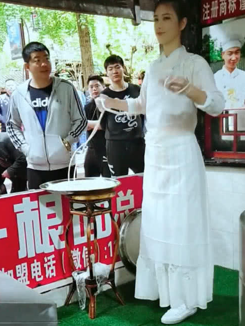 "一根面西施"走红网络,旁边男子眼神亮了,网友:姑娘好美!