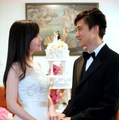 周慧敏晒结婚十周年照片,与丈夫合照堪称冻龄,恩爱模样羡煞旁人