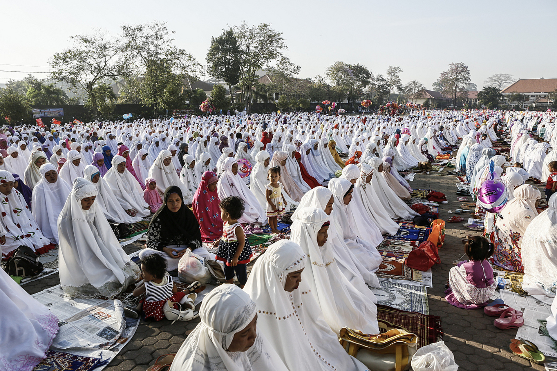 标题:古尔邦节的风俗探秘当晨曦的第一缕阳光穿透薄雾,洒向大地,一个