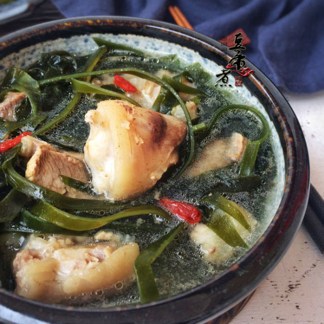 猪脚炖海带丝,汤不油腻且鲜甜,肉质不柴不腻非常好吃