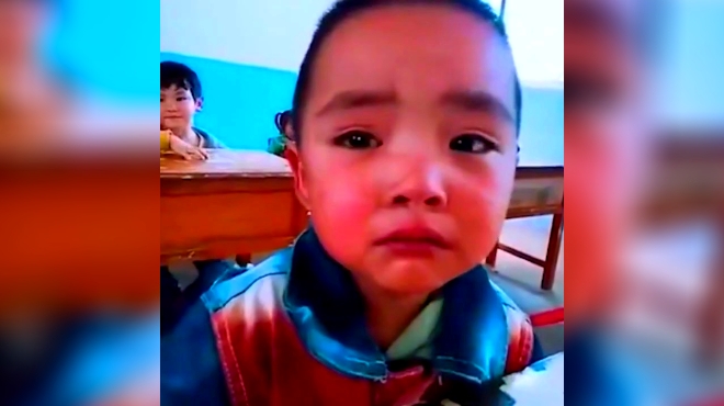 农村小学生没写作业被老师训斥,说出原因后老师哭了!