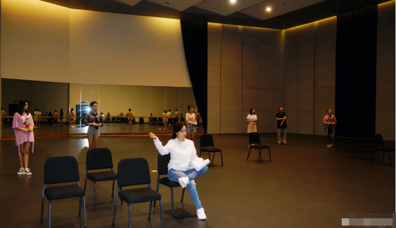 刘晓庆话剧排练幕后,是一颗不服老的灵魂,和极富朝气的年轻体态