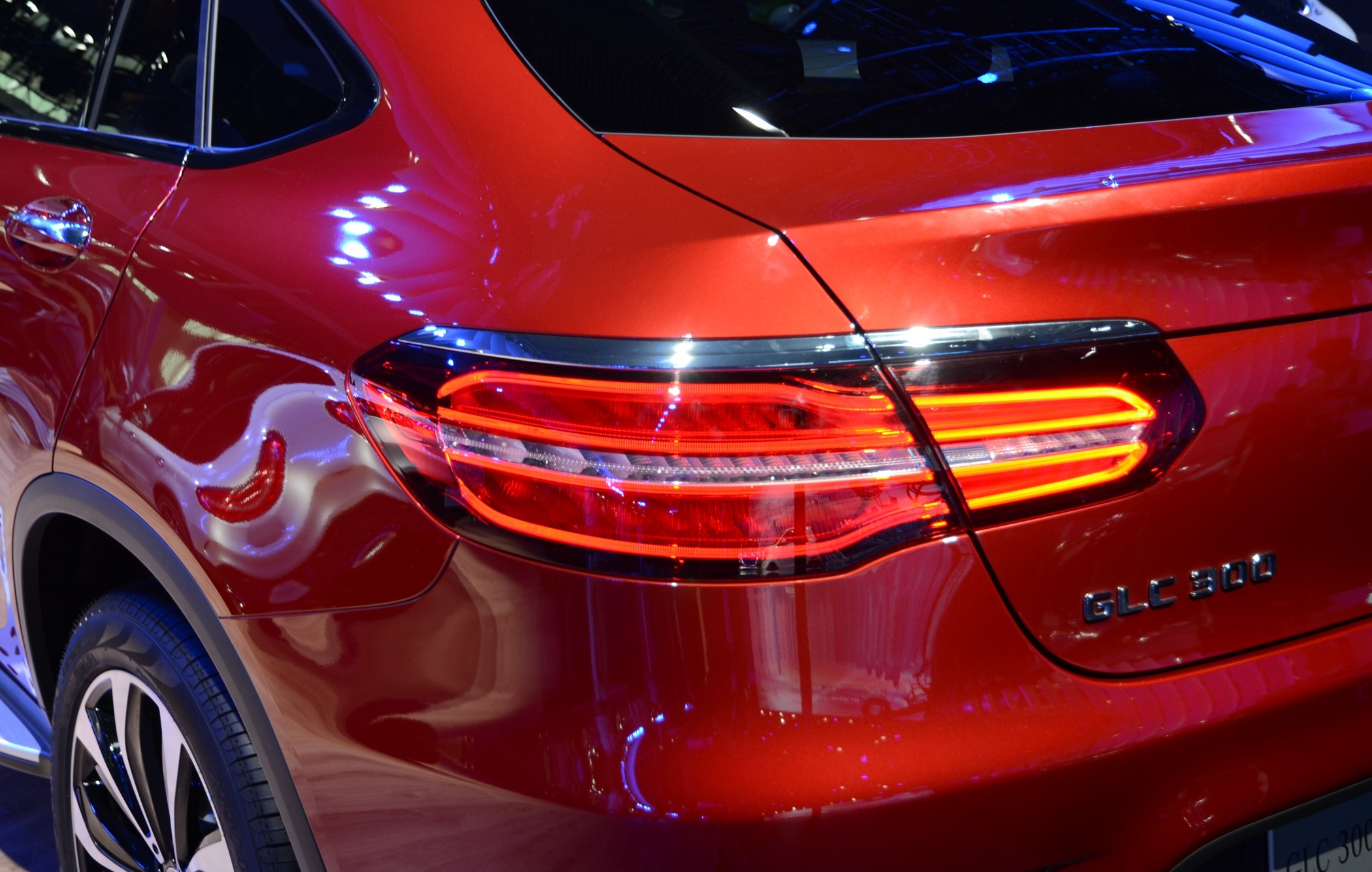 这跨车的尾灯设计很新颖,十分好看