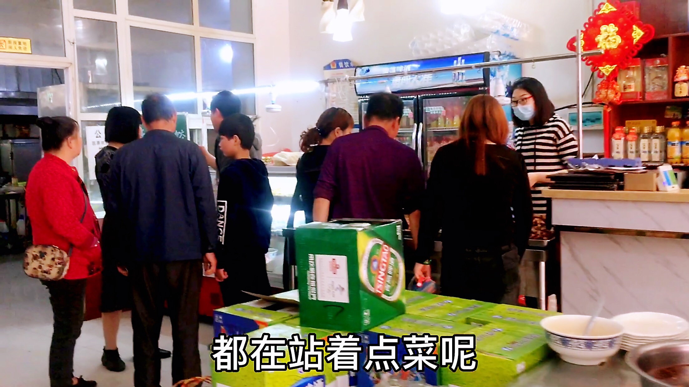 河南南阳,农村小伙一家去吃饭,方城特色美食,排队点菜的人真多