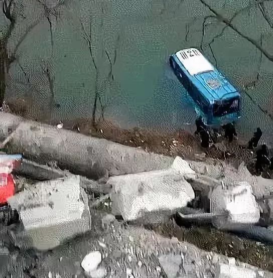 陕西公交车坠江2人死亡!网传又是抢方向盘?