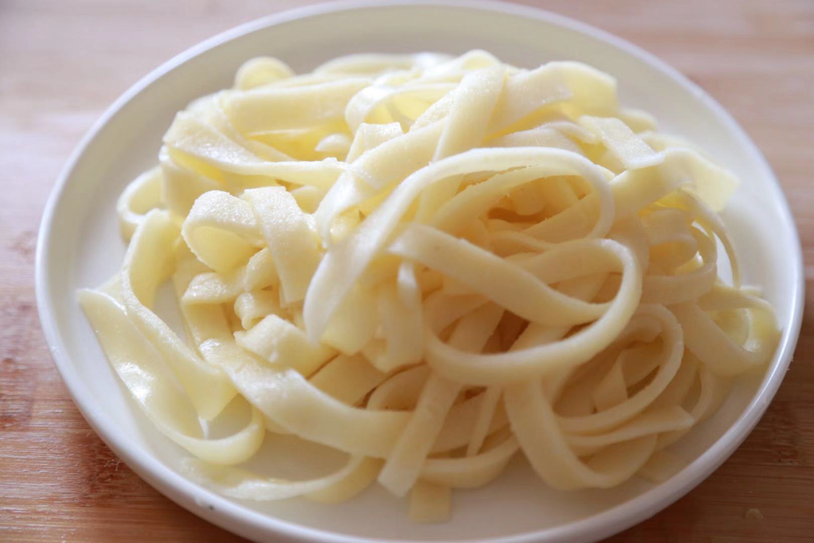 自制河粉口感弹软,一般河粉可以跟牛肉一起炒着吃.