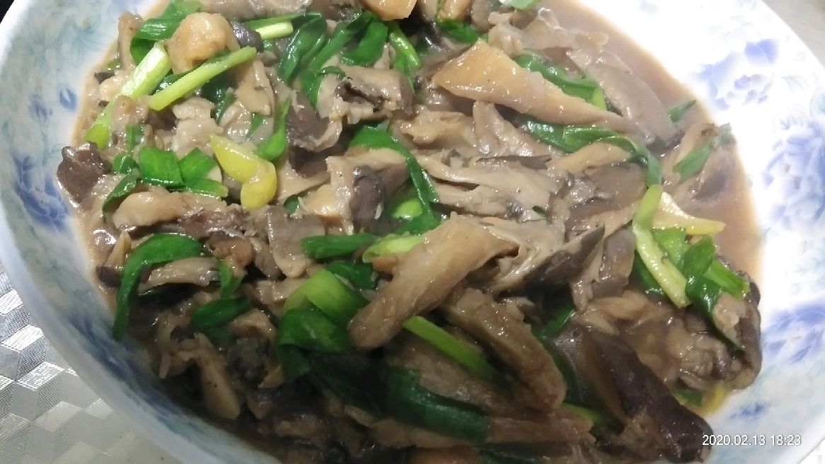 今天吃蘑菇炒韭菜～