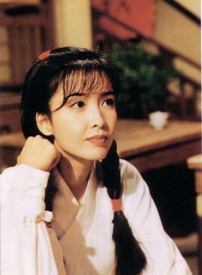 香港女星"玉女派"的掌门人,但母亲44岁才怀她,未出生便丧父