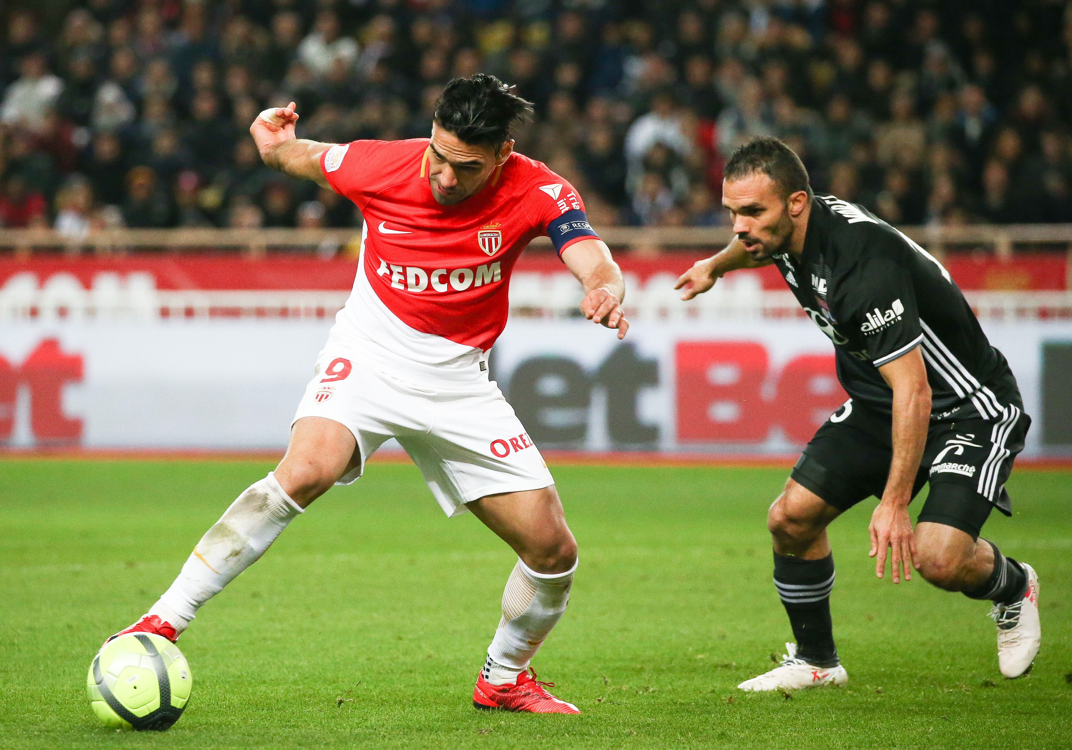 (体育)(4)足球——法甲:摩纳哥胜里昂