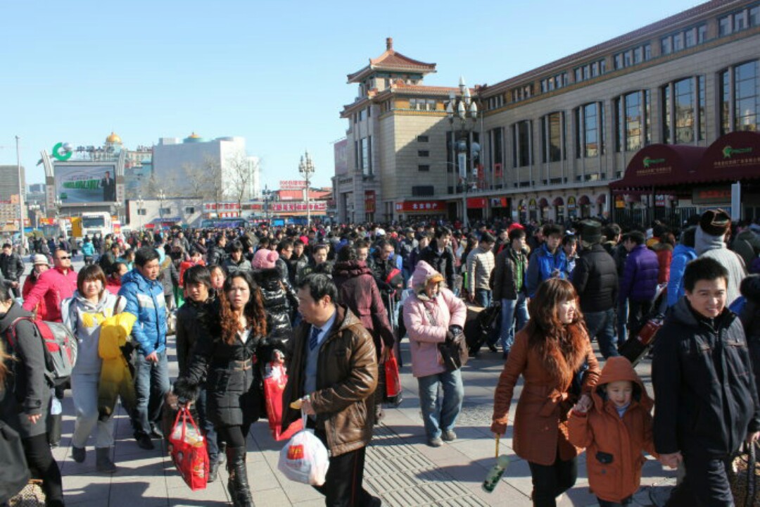 春节快到了,车站又拥挤起来了,还好有他!