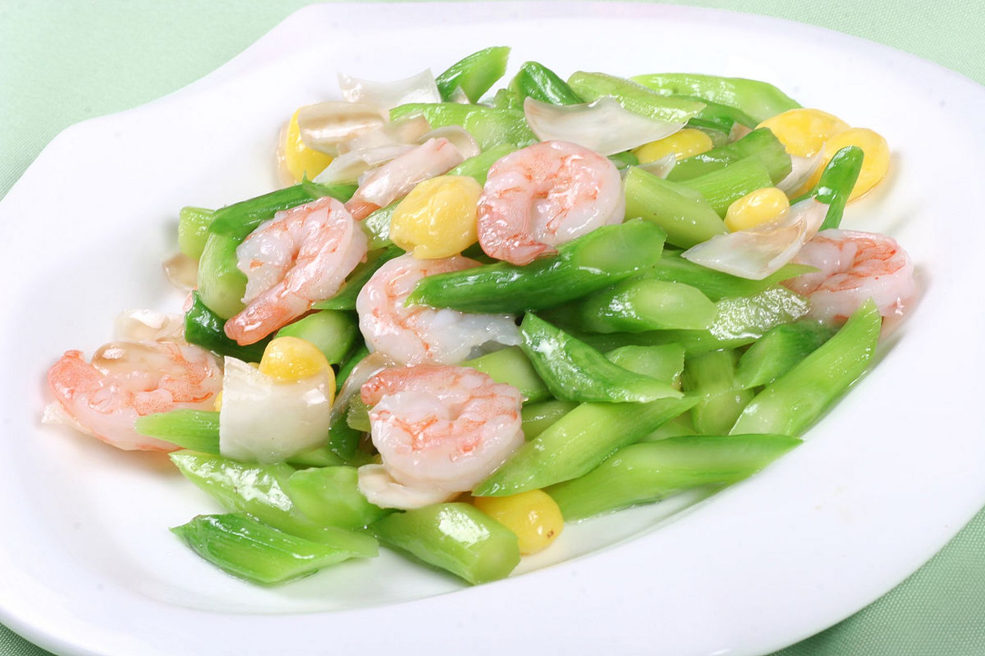 文章介绍了如何制作芹菜炒虾仁,并强调了其美味和营养价值.