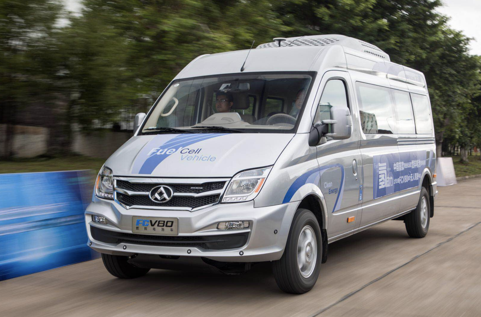 的广州车展上,中国首辆商用氢燃料电池宽体轻客上汽大通fcv80正式上市