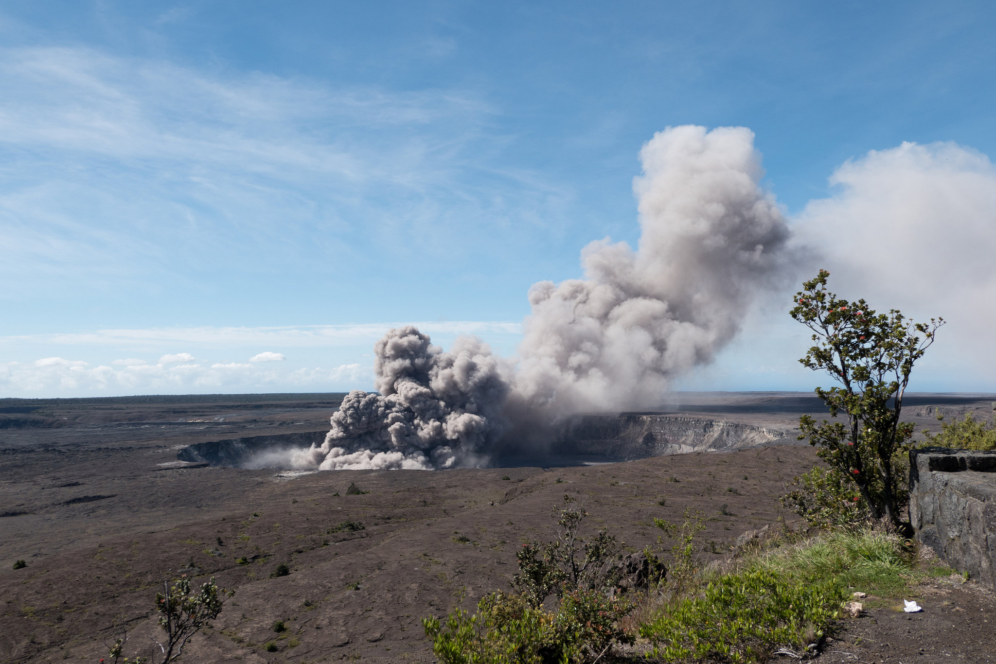 夏威夷基拉韦厄火山喷发 熔岩裂缝喷出有毒气体