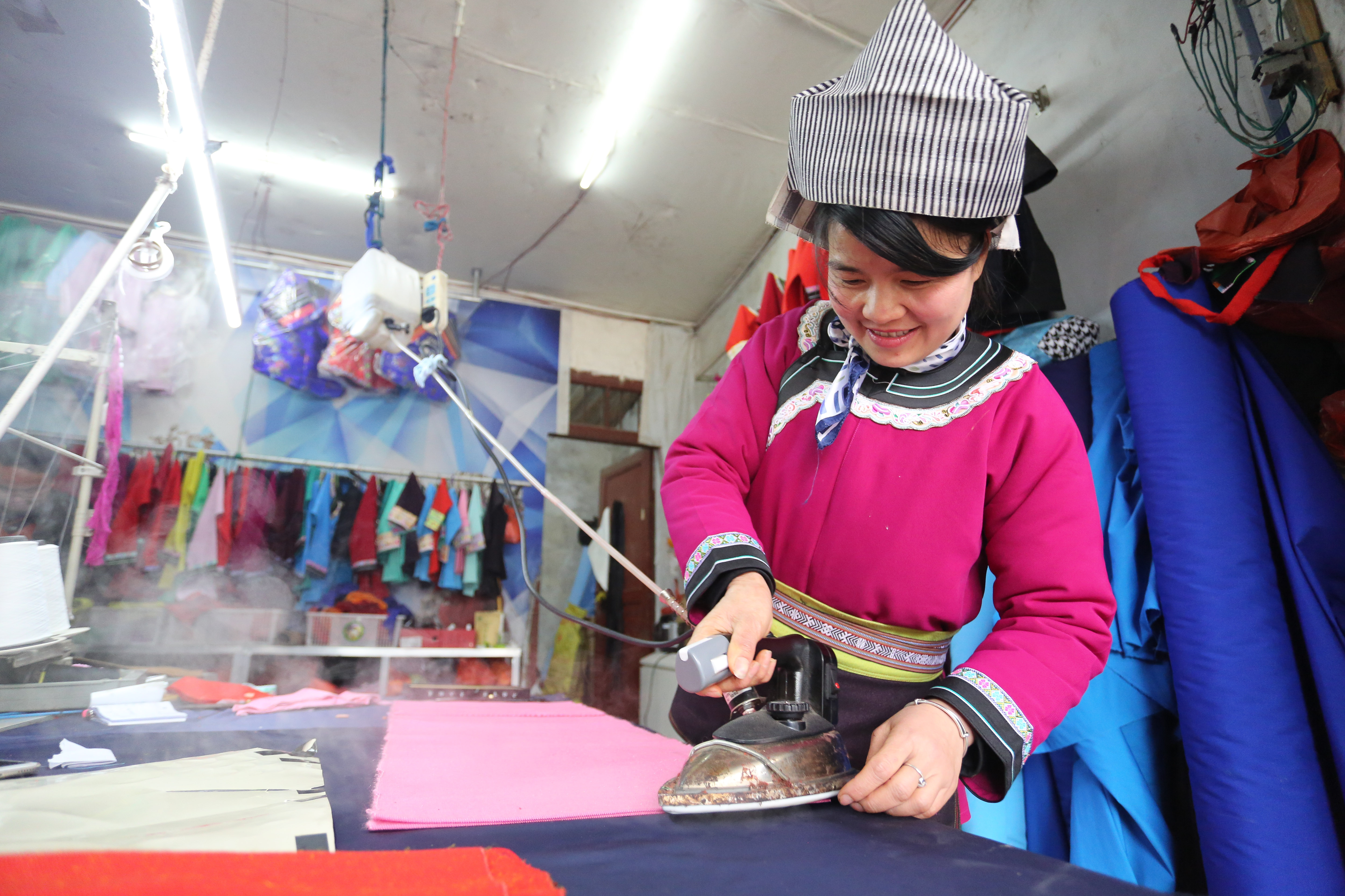 贵州榕江:春节将至民族服饰制作忙