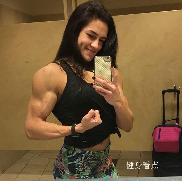 巴西21岁健美女子肌肉太霸道,她令男人成为陪衬