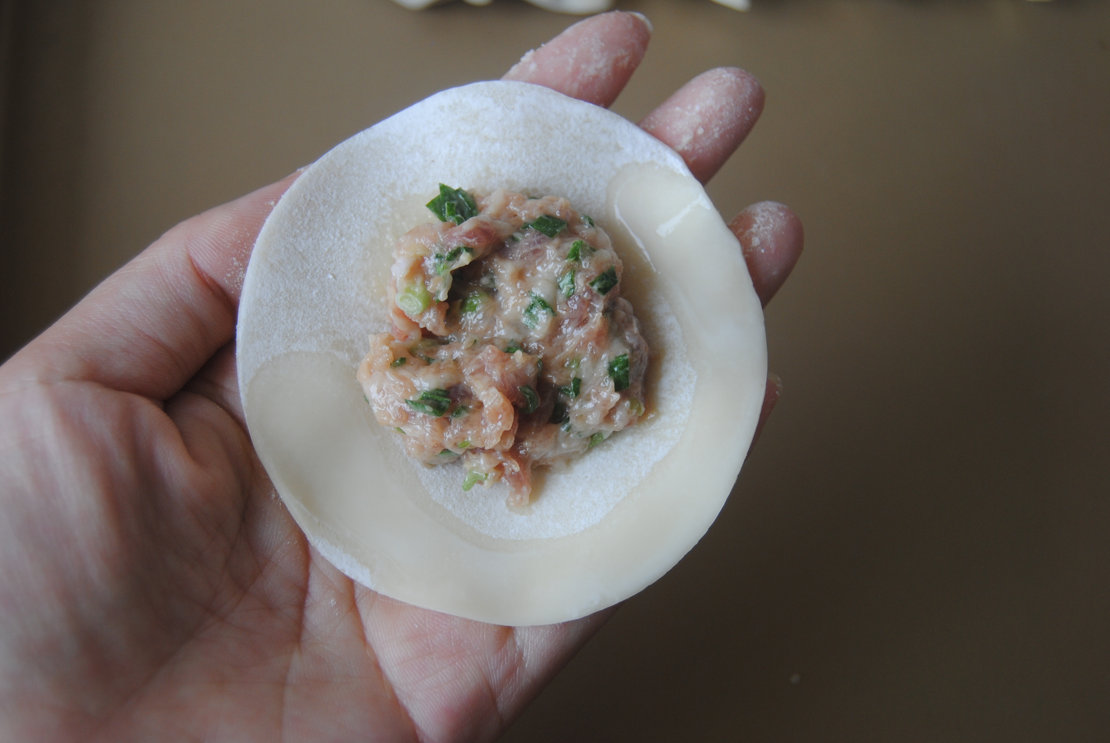 过年吃饺子,剩的饺子皮不要丢,这样做,比饺子更香更好吃