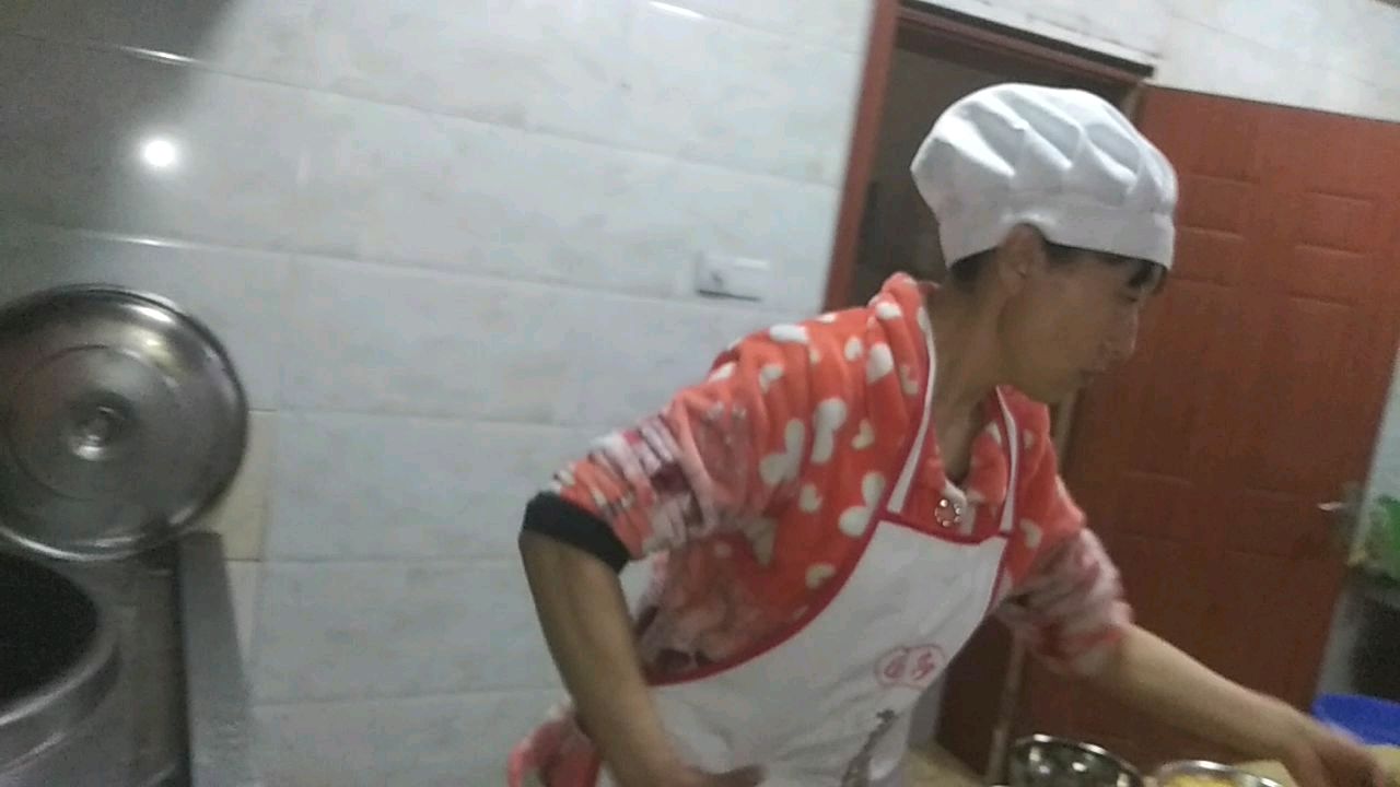美女厨师炒菜怎么样!看看炒的玉米和番茄鸡蛋汤就知道了