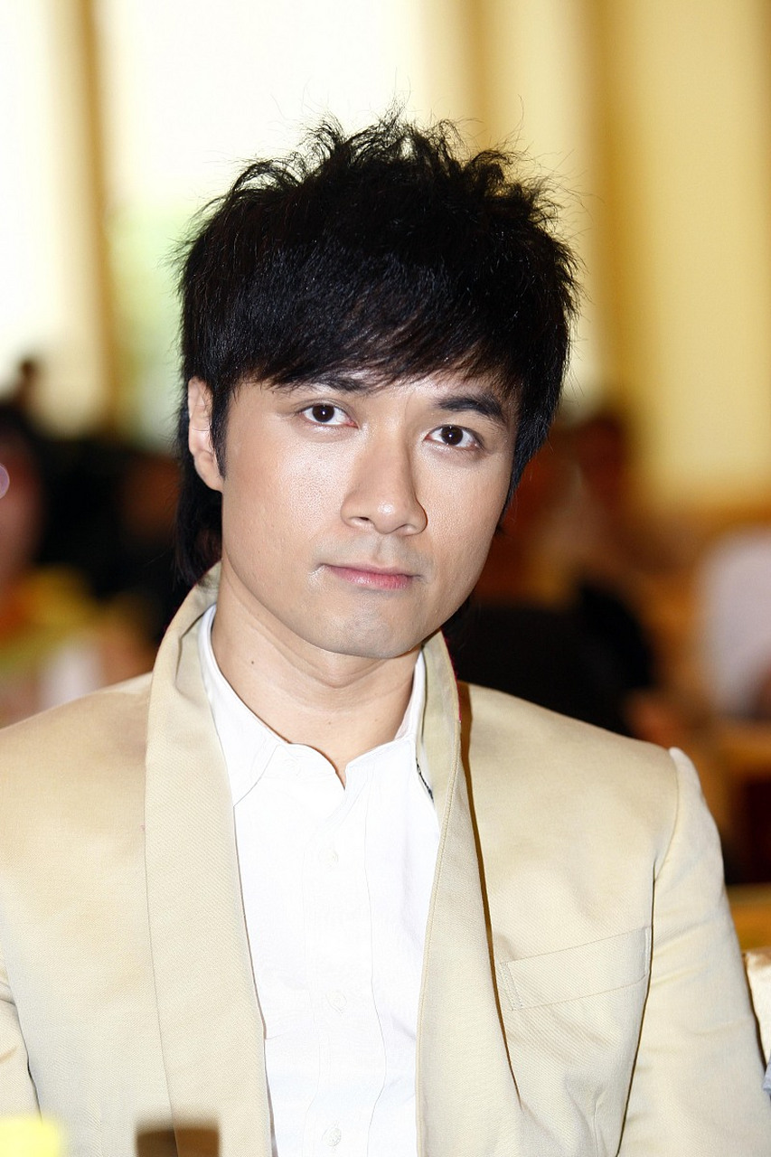 古巨基是一位著名的香港歌手和演员,他以其独特的嗓音和多才多艺的