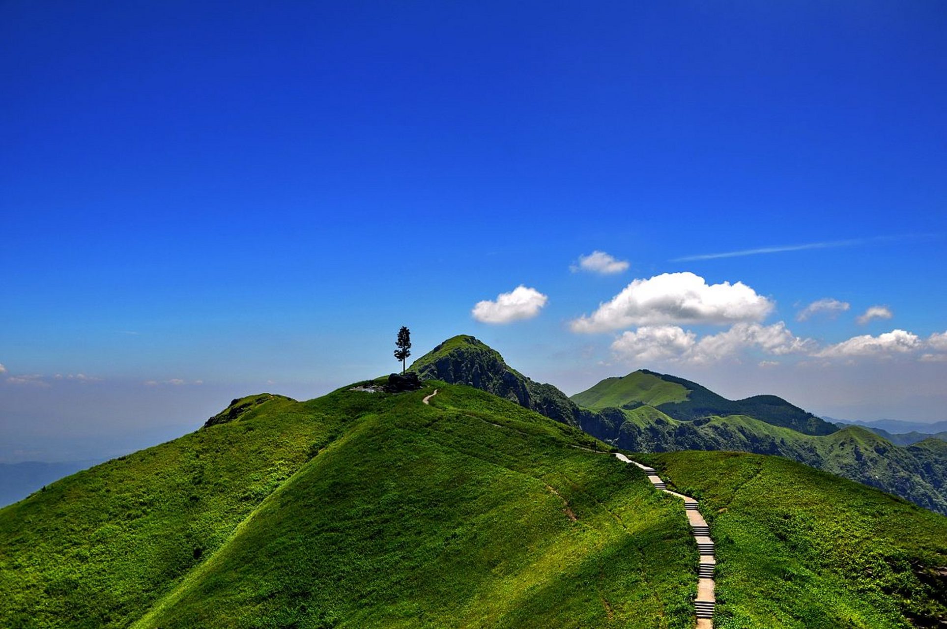 武功山位于江西省萍乡市,是一座著名的风景名胜区,以其险峻的山峰