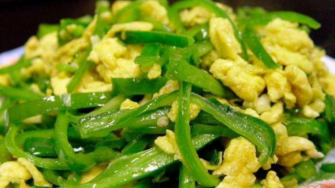 美食达人教你,青椒炒鸡蛋的家常做法,好吃又下饭,你学会了吗
