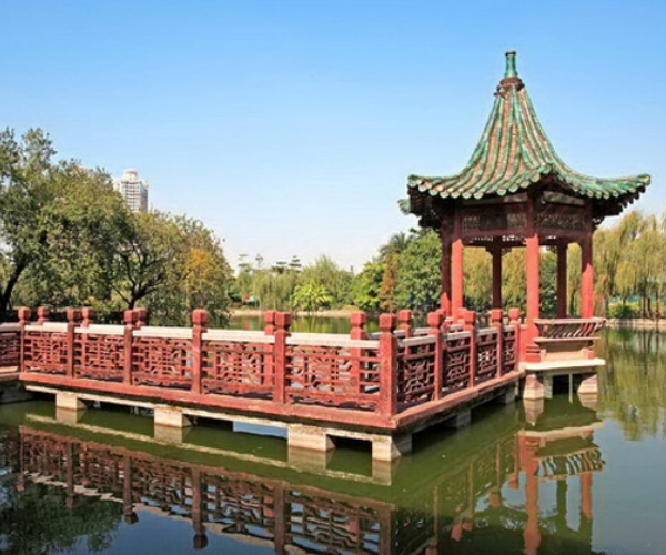 可亭:由曲桥连着湖中心的可亭,是可园的胜景之一.