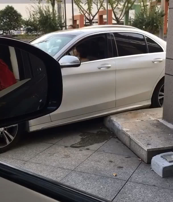 奔驰c200l从小区开出,三秒后剐蹭底盘,车主是一位女