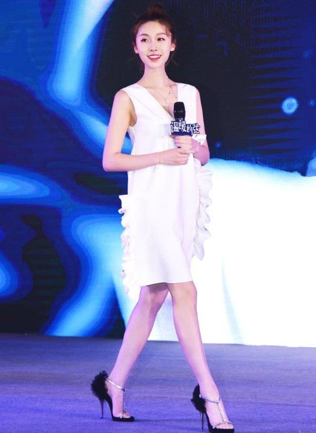 20岁的王子璇不得了,穿搭简约自然,却美得如明媚的朝阳!