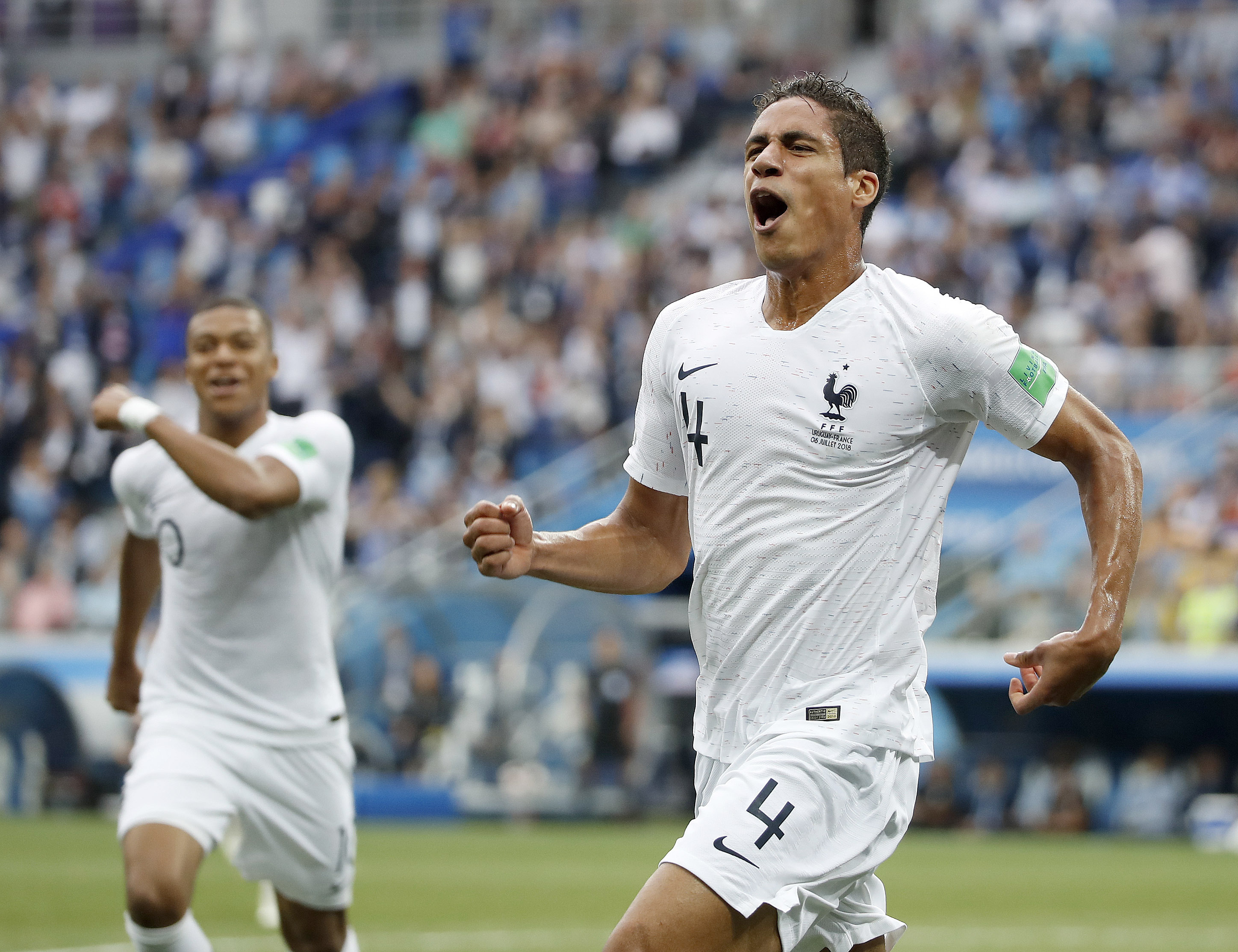 足球——四分之一决赛:法国队瓦拉内破门(2)