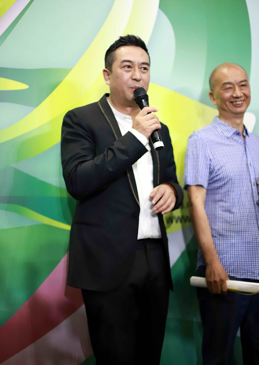 于和伟刘涛拍吻戏,刘涛说:"你嘴里烟味太重了",没想到于和伟笑了笑