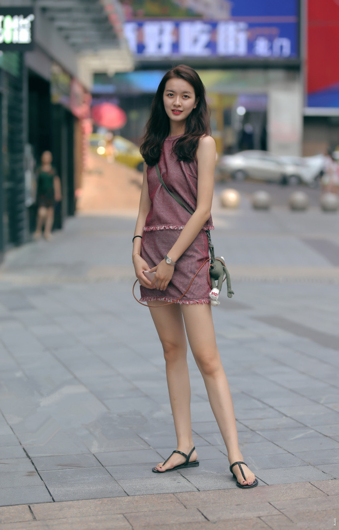 重庆街拍,秋天穿上甜美的裙子,让你魅力倍增!