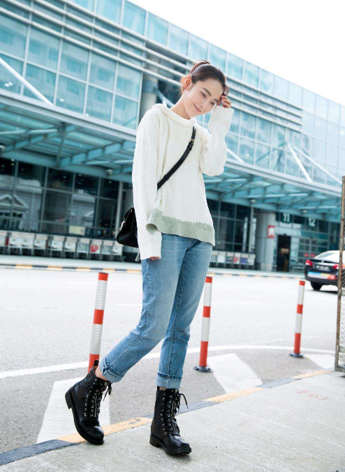 张佳宁开启巴黎行,机场街拍尽显少女元气,俏皮丸子头清新可爱