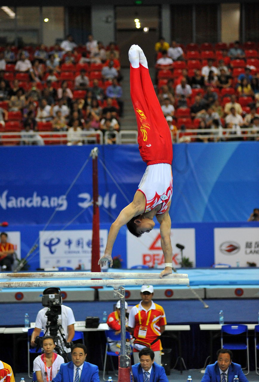 单杠运动是一项极具挑战性的体操项目,需要运动员具备较高的身体素质