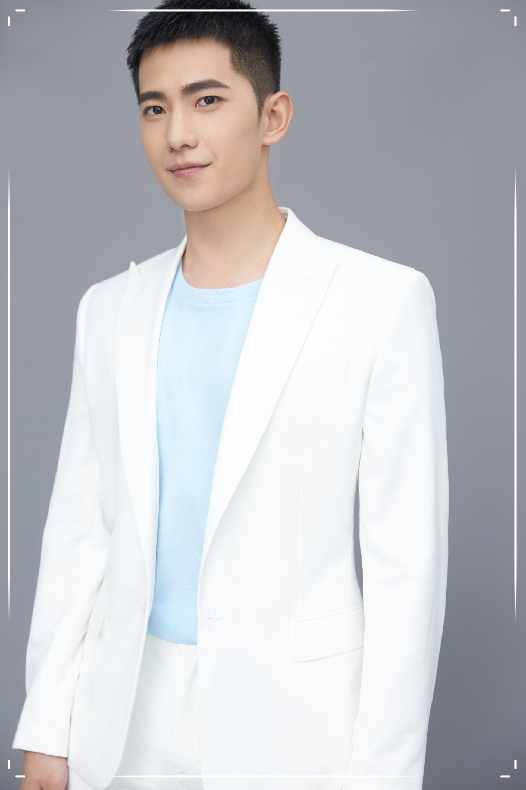 懒理绯闻,杨洋寸头白西装亮相!这不就是你心目中的白马王子?