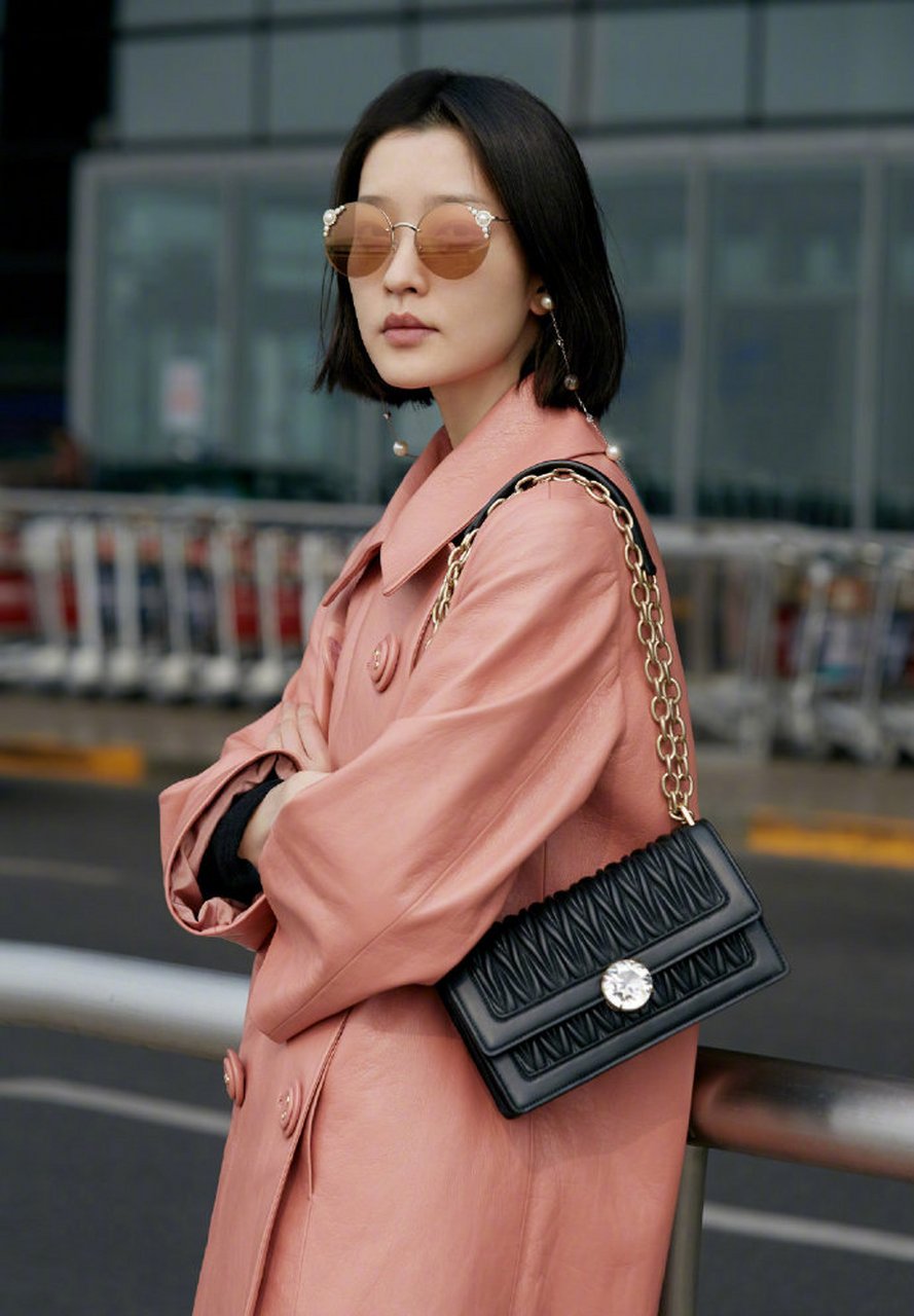 杜鹃"冰美人",留短发配太阳镜街拍太飒了,这身高让多少女生羡慕!