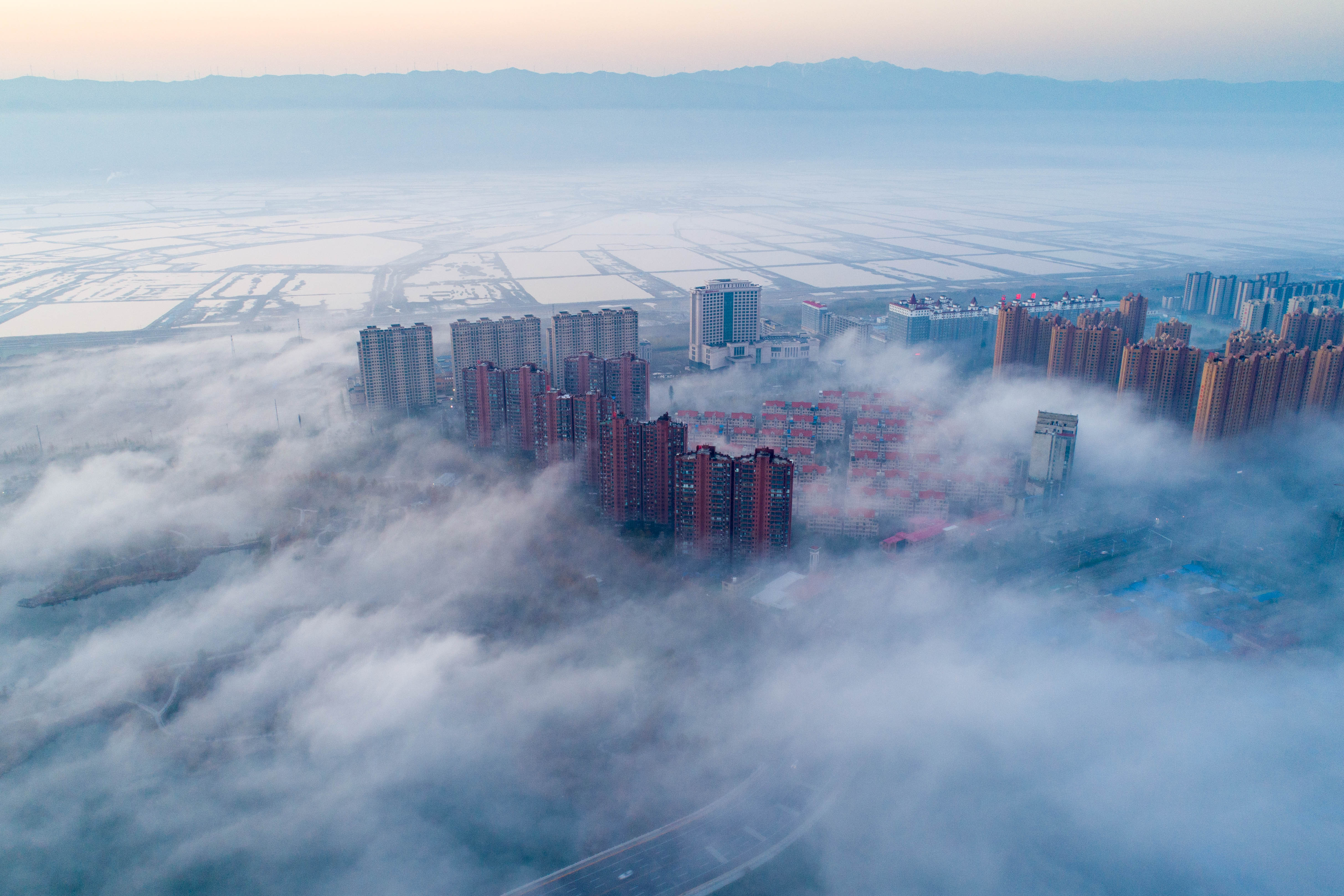 山西运城出现平流雾景观