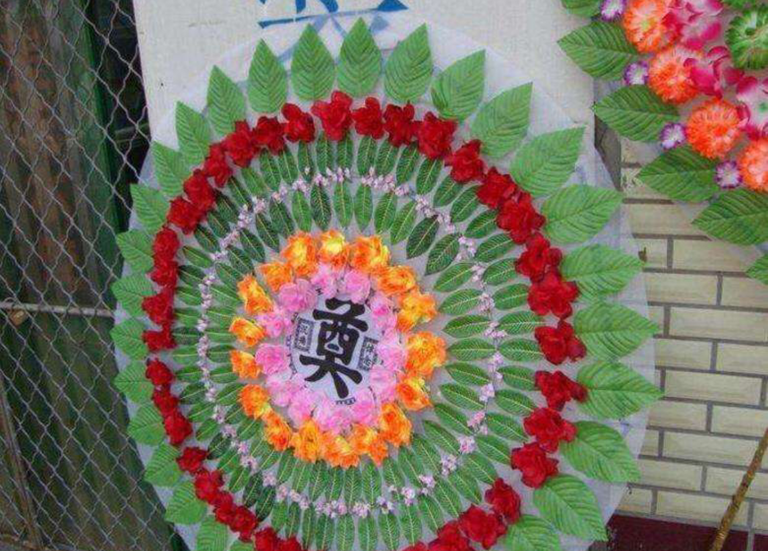 前夫婚礼上前妻送花圈祝福,面对前任真的能做到衷心祝福吗