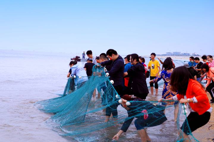 大梅赶海抓鱼图片