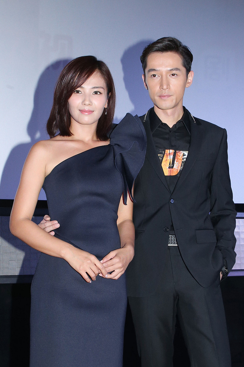 最近,胡歌,刘涛和陈龙三位演员在青海录制综艺节目《一路前行》,并晒